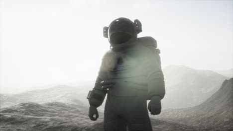Astronauta-En-Otro-Planeta-Con-Polvo-Y-Niebla